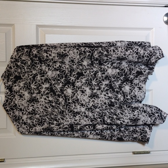 Black and white blouse by Simply Vera Wang Size Large - Picture 2 of 4